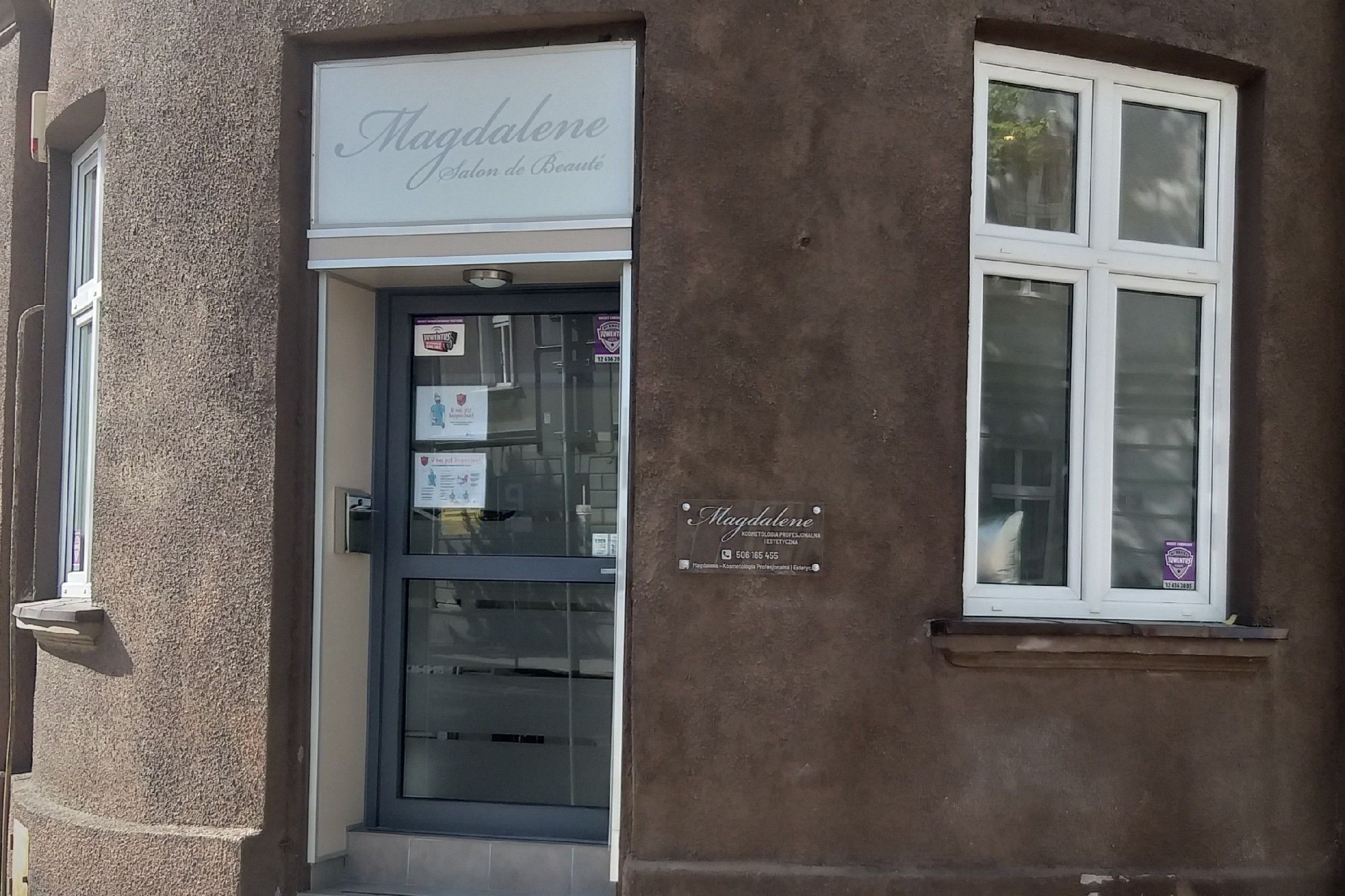 Szyld salonu Magdalene przy Topolowej w Krakowie